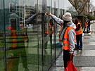 Klimati�tí aktivisté ze skupiny Letzte Generation (Poslední generace) pomazali...