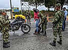 Kolumbijtí vojáci prohledávají obyvatele Medellinu kvli ozbrojené stávce,...