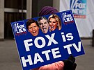 Protest proti stanici Fox News, kterou firma vyrábjící hlasovací software...