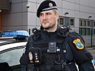 Strnk ostravsk mstsk policie s novou online kamerou na uniform.