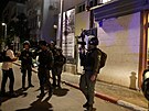 Izraelské bezpenostní sloky zasahují na míst útoku v Tel Avivu. (9. bezna...