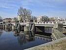 Nov most stoj v Psku, spojuje behy Otavy a jeho soust je vlcov jez