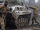 Ukrajintí vojáci s bojovým vozidlem poblí frontového msta Bachmut (25. února...