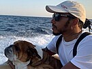 Lewis Hamilton, pilot stáje Mercedes, a jeho pes buldok Roscoe
