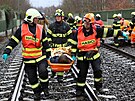 Cvien sloek IZS Karlovarskho kraje pi simulaci eleznin nehody na trati...