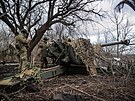 Písluníci ukrajinské armády se pipravují na stelbu z houfnice na frontové...