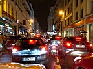 Kurýr klikuje mezi auty v paíských ulicích. (ilustraní foto)