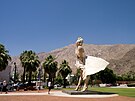 Osmimetrová socha Marilyn Monroe sochae Sewarda Johnsona v americkém Palm...