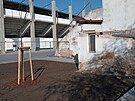 Jako chud pbuzn stoj vedle novho stadionu Brna borc.