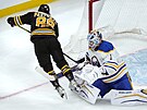 David Pastrák (88) z Boston Bruins padá v zápase s Buffalo Sabres, podrazil ho...
