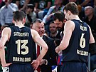 Basketbalisté FC Barcelona a jejich trenér arunas Jasikeviius