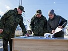 Ruský ministr obrany Sergej ojgu navtívil ukrajinský, avak Rusy dobytý...