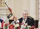 Prezident Milo Zeman dostal v Nepomuku samopal na novináe. (20. 10. 2017)