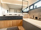 Koupelna zstává vrná estetice celého domu, vetn erných detail.