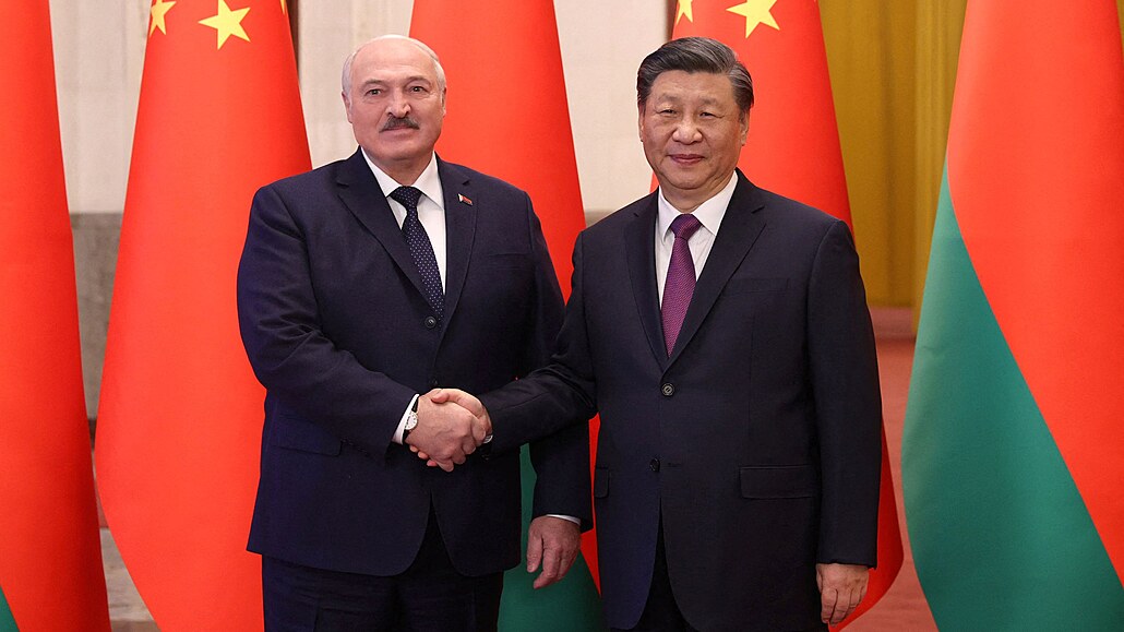 Běloruský prezident Alexandr Lukašenko se v Pekingu setkal s čínským protějškem...