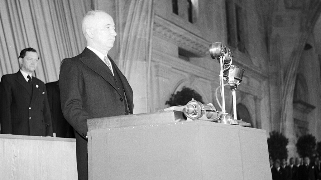 Edvard Bene� skládá prezidentský slib v roce 1946.