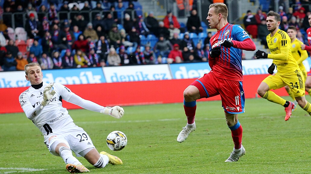 Mat�j Vydra z Plzn� se pokou�í o p�ekonání olomouckého branká�e Tadeá�e...