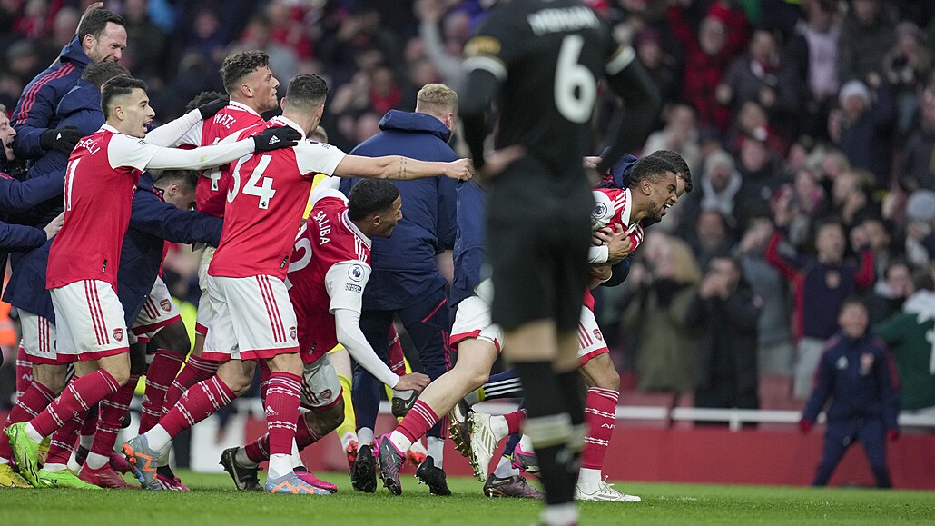 Fotbalisté Arsenalu slaví vítznou trefu Reisse Nelsona proti Bournemouthu.