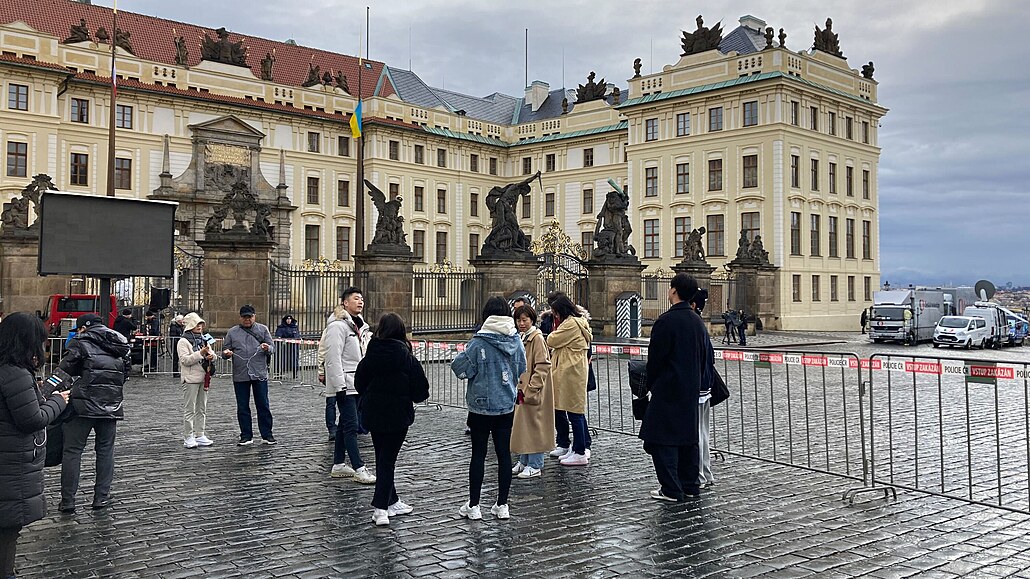 Turisté p�ed Pra�ským hradem v den inaugurace nov� zvoleného prezidenta Petra...