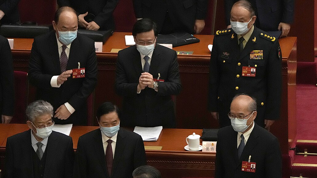 Prezident Si in-pching (na snímku dole) rozmlouvá  v ínském parlamentu s...
