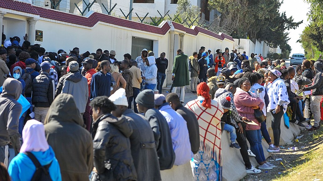 Migranti z Pobeí slonoviny ekají ped velvyslanectvím své zem v Tunisu, aby...