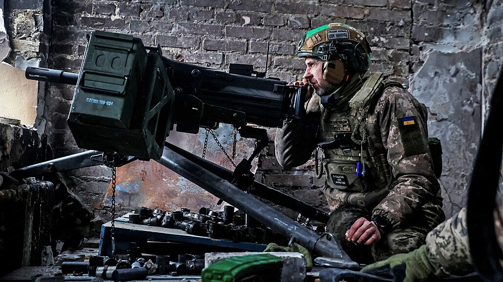 Ukrajinský voják s automatickým granátometem na pozici ve mst Bachmut (25....