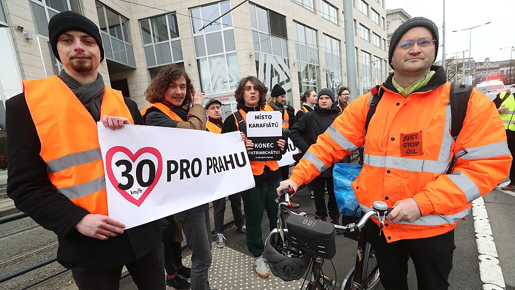 Ve�ejný pochod s po�adavkem sní�it rychlost v Praze na 30 km/h a upozornit na...
