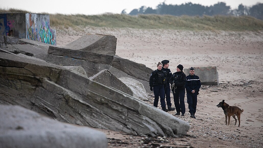 Policisté se psi hlídkují na plái u Neville sur Mer na severozápad Francie. O...