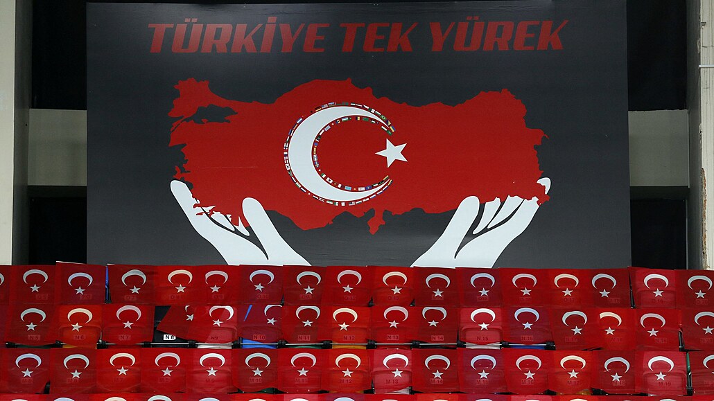 Na halovém mistrovsví Evropy v Istanbulu si atleti pipomnli obti zemtesení...