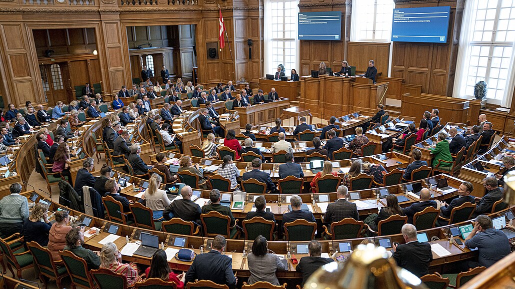 Dánský parlament během hlasování o zrušení státního svátku (28.2.2023)