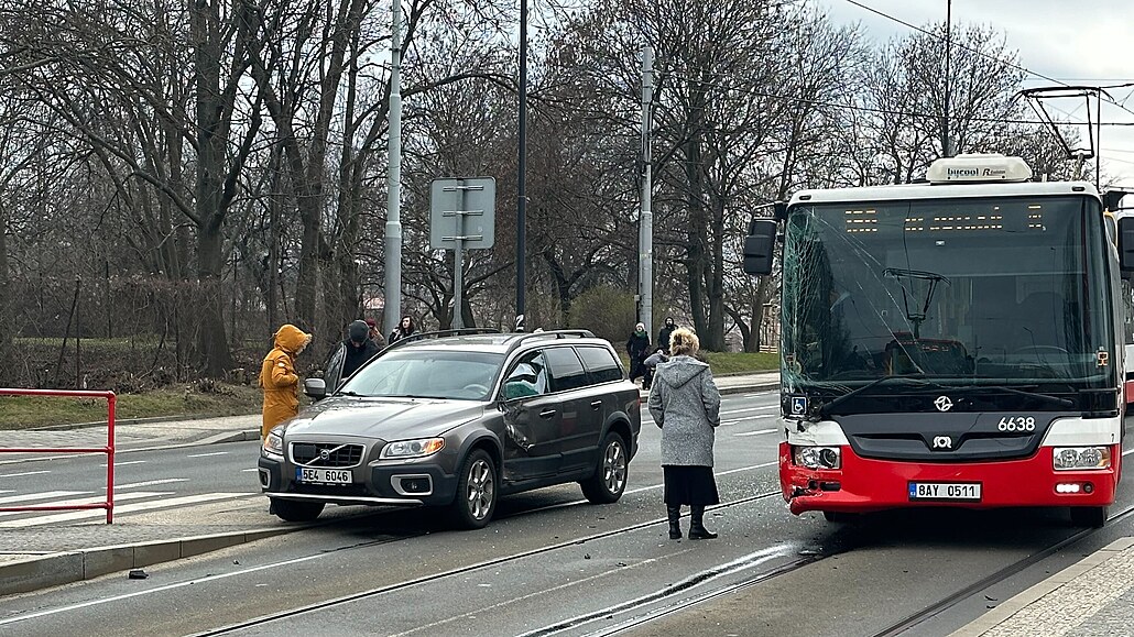 Nehoda osobního auta a autobusu ve Střešovicích. (4. března 2023)