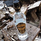 Vodka Putinka vyd�lala rusk�mu prezidentovy miliardy. (1. b�ezna 2023)