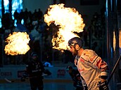 Kladenský hokejový útoník Martin Procházka vstupuje na led.