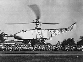 Igor Sikorsky ve svém prvním vrtulníku Vought-Sikorsky VS-300. Tento...