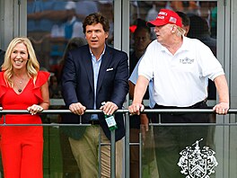 Vlivný moderátor stanice Fox News Tucker Carlson po boku amerického...