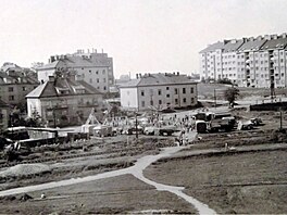 Plácek za posledními domy na Kačerově u přeložky z roku 1941 využívali...