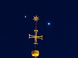 Detail konjunkce Venu�e a Jupiteru zachycený fotografem v Hradci Králové.
