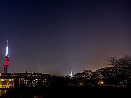 Konjunkce Venu�e a Jupiteru na pozadí pra�ského panorama