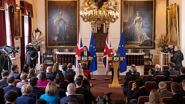 Windsor Guildhall. Britsk premir Rishi Sunak a pedsedkyn Evropsk komise Ursula von der Leyenov oznamuj podrobnosti dohody o podmnkch obchodu se Severnm Irskem. (27. nora 2023)
