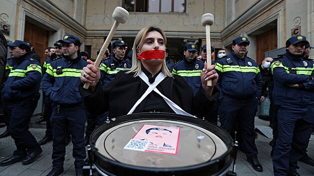 Tbilisi. Protesty proti nvrhu zkona o agentech zahraninho vlivu, jak by se mly oznaovat neziskov organizace a mdia financovan ze zahrani. (6. bezna 2023)