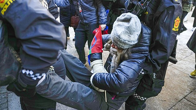 Norská policie zasáhla proti demonstrantům, kteří v Oslu blokují vstup do několika vládních úřadů, a odnesla Gretu Thunbergovou.(1. března 2023)
