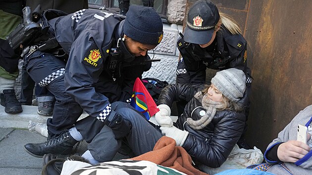 Norsk policie zashla proti demonstrantm, kte v Oslu blokuj vstup do nkolika vldnch ad, a odnesla Gretu Thunbergovou.(1. bezna 2023)