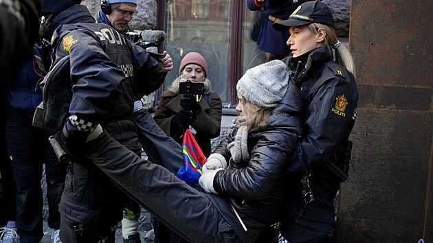 Norská policie zasáhla proti demonstrantům, kteří v Oslu blokují vstup do několika vládních úřadů, a odnesla Gretu Thunbergovou.(1. března 2023)