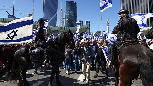 Izraelci protestuj proti reform soudnictv, zablokovali pjezd k Ben Gurionovu letiti. (9. bezna 2023)