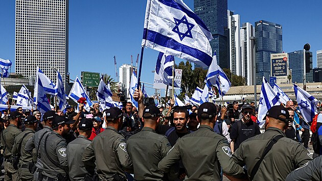 Izraelci protestuj proti reform soudnictv, zablokovali pjezd k Ben Gurionovu letiti. (9. bezna 2023)