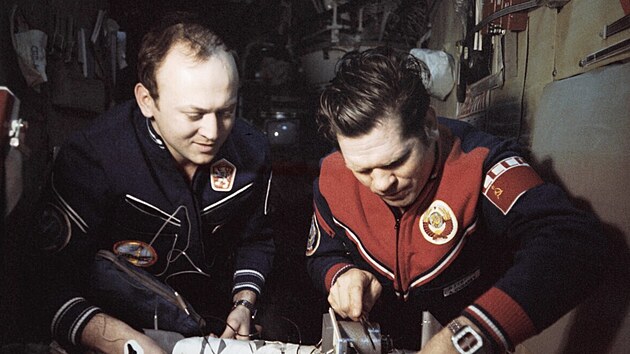 Vladimr Remek (vlevo) a Alexej Gubarev na palub orbitln stanice Saljut 6. (1978)