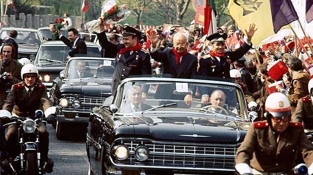 Vladimr Remek a Alexej Gubarev spolu s prezidentem SSR Gustvem Huskem po pletu do Prahy. Za nimi ve druhm voze Georgij Greko a Jurij Romannko. (1978)