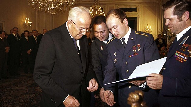 Prezident SSR Gustv Husk s posdkami Sojuzu 28 a Sojuzu 26. Zprava: Alexejem Gubarevem, Vladimrem Remkem, Georgijem Grekem a Jurijem Romannko na Praskm hrad.(1978)