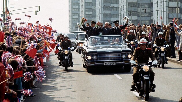 Prezident SSR Gustv Husk s posdkou Sojuzu 28 Alexejem Gubarevem a Vladimrem Remkem, pi cest z letit na Prask hrad. (1978)