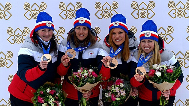 Veronika Vítková, Jitka Landová, Gabriela Soukalová a Eva Kristejn Puskarčíková s bronzovou medailí české ženské biatlonové štafety ze ZOH v Soči.